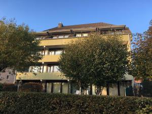 un grand bâtiment avec des arbres devant lui dans l'établissement Encore-ONE, à Büsum 10 autres photos