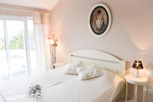- une chambre blanche avec un lit blanc et une fenêtre dans l'établissement Domizil Opatija A&N, Villa mit Pool, Wohlfühloase mit Meerblick, à Poljane