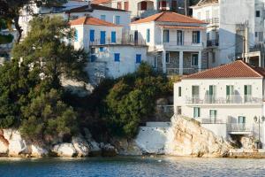 un groupe de maisons sur une colline à côté de l'eau dans l'établissement The Water, à Skiathos Chora 47 autres photos