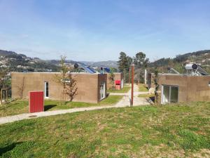 uma casa com uma porta vermelha numa colina em Welcome Douro em Cinfães
