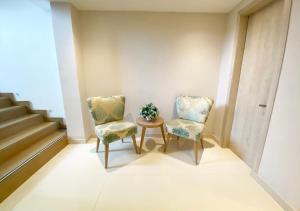 A seating area at Hotel 1525 By GEH Suites