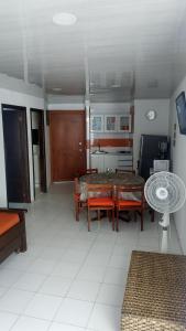 ein Wohnzimmer mit einem Tisch und Stühlen sowie eine Küche in der Unterkunft Edificio Nuevo Conquistador in Cartagena de Indias