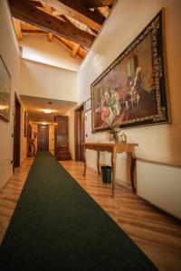 a hallway with a long green carpet on the wall at Hotel Corte Vecchia in San Prospero 