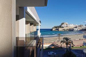 um edifício com vista para a praia e para o oceano em Hotel & Spa Castillo de Peñíscola 4* Sup em Peñíscola