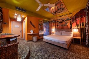 um quarto de hotel com uma cama e uma mesa em Motel Hotel Piranha em Cameriano