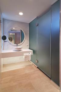 un baño con lavabo y espejo en Hotel & Spa Castillo de Peñíscola 4* Sup, en Peñíscola