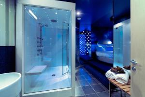 1 cama y baño con ducha y lavabo. en Motel Hotel Piranha, en Cameriano 26 fotos más