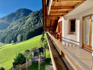 a balcony of a house with a view of a mountain at Apartment HaNiLe in Sarntal