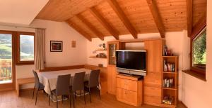 A television and/or entertainment centre at Apartment HaNiLe
