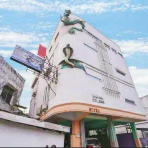 ein Gebäude mit einer Uhr auf der Seite in der Unterkunft Hotel Lendosis Mayor Ruslan in Palembang
