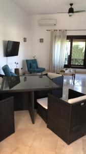 Byoum Vacation House في الفيوم: غرفة معيشة مع طاولة وكراسي