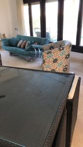 Byoum Vacation House في الفيوم: طاولة وأريكة في غرفة المعيشة