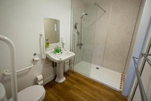 A bathroom at Corran Bunkhouse 