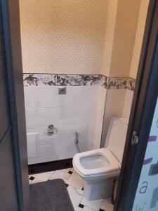 W pokoju znajduje się łazienka z białą toaletą. w obiekcie Квартира студія подобово 1 w Lwowie