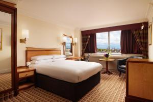 Postel nebo postele na pokoji v ubytování Copthorne Tara Hotel London Kensington