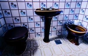 a bathroom with a sink and a toilet at Hotel Paraguai (Adult Only) in Rio de Janeiro