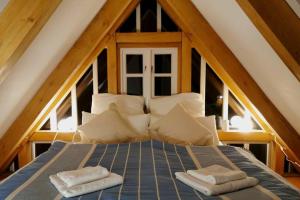 1 dormitorio con 1 cama con 2 toallas en Das Wewelsflether Bäckerhaus - 250qm für 12 Gäste, en Wewelsfleth