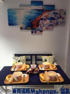una mesa con dos bandejas de comida. en Blue House, en Jincheng