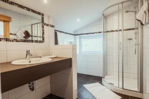 Koupelna v ubytování Gästehaus Eder + 37 fotografií