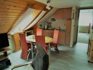 バート・ラウターベルクにあるHaus-Kummeleck-Wohnung-2のキッチン、ダイニングルーム(テーブル、椅子付)
