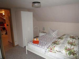 - une chambre avec un lit blanc et une table avec une lampe dans l'établissement Haus-Kummeleck-Wohnung-2, à Bad Lauterberg