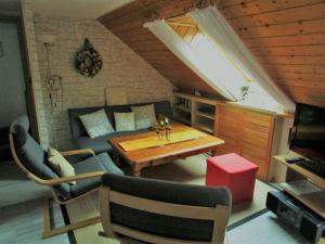 - un salon avec une table et un canapé dans l'établissement Haus-Kummeleck-Wohnung-2, à Bad Lauterberg