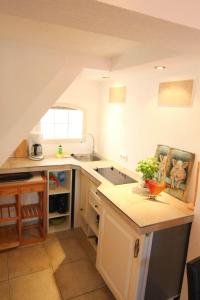 Η κουζίνα ή μικρή κουζίνα στο Kapitaenshaus-Lassen-Zimmer-Rosenhaus