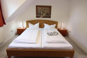 Ένα ή περισσότερα κρεβάτια σε δωμάτιο στο Kapitaenshaus-Lassen-Zimmer-Rosenhaus