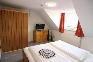 Μια τηλεόραση ή/και κέντρο ψυχαγωγίας στο Kapitaenshaus-Lassen-Zimmer-Rosenhaus