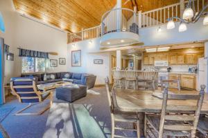 Una sala de estar y una cocina con mesa y sillas. en Boat House, en Soda Springs