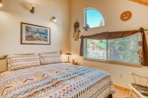 un dormitorio con una cama y una ventana en Boat House, en Soda Springs