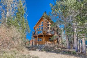 una gran casa de madera en el bosque con árboles en Boat House, en Soda Springs