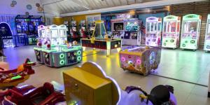 een kamer met arcadespellen en videospelletjes bij Forest Lagoon Apartamento 6 in Punta del Este