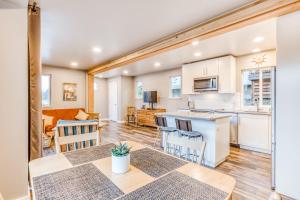 a kitchen and living room with a table and chairs at Casa de Cargo in Cascade Locks