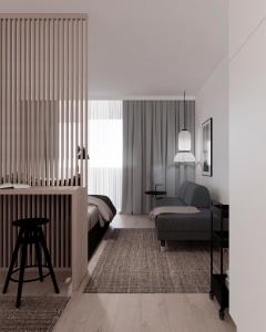 une chambre d'hôtel avec un lit et un canapé dans l'établissement New and cozy apartment in the centrum of Oulu, à Oulu