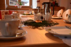 uma mesa de madeira com uma chávena de café em Kleintödlinggut em Leogang