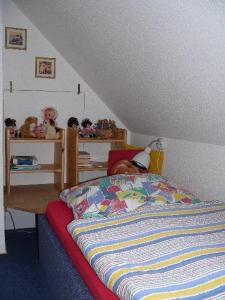 ein Schlafzimmer mit einem Bett und einem Tisch mit ausgestopften Tieren in der Unterkunft Apartment 2 in Schönhagen