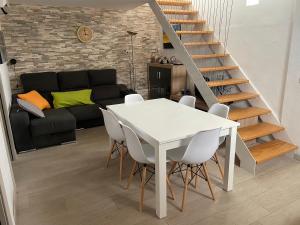 salon z białym stołem i krzesłami w obiekcie Tenerife Costa del silencio w mieście Costa Del Silencio