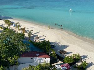 eine Aussicht über den Strand mit Menschen im Wasser in der Unterkunft Pearlshine Retreat Maldives in Gulhi