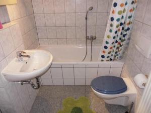 ein Badezimmer mit einem Waschbecken, einem WC und einer Badewanne in der Unterkunft Sehr schöne 4 Raum Maisonette-Fewo mit 100qm + zentral & preiswert - T9 in Dresden