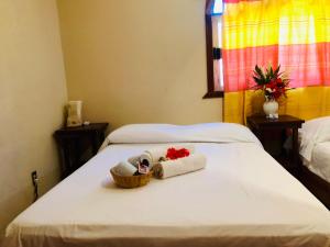 a bed with towels and a basket on it at Hotel Paraíso del Pescador by Rotamundos in San Agustinillo