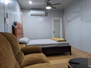 sala de estar con cama y sofá en Private Rooms with International Airport View en Nueva Delhi