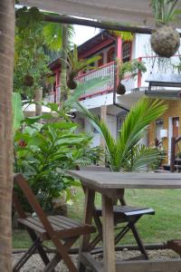 a picnic table and chairs in front of a house at Com Verso e Prosa RePouso e Café in Paraty