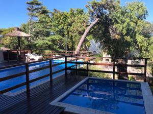 una piscina en la terraza de una casa en Hotel Vesubio II en Villa Gesell