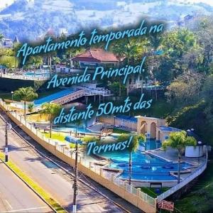 un complejo con piscina y río en APT 403 - Localização excelente Thermas Palace !!, en Piratuba