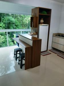 een keuken met een koelkast en een tafel en stoelen bij APT 403 - Localização excelente Thermas Palace !! in Piratuba