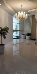een lobby met een kroonluchter en een potplant bij APT 403 - Localização excelente Thermas Palace !! in Piratuba