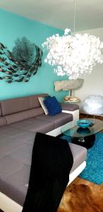 ein Wohnzimmer mit einem Sofa und einem Tisch in der Unterkunft Design apartment MM in Poprad