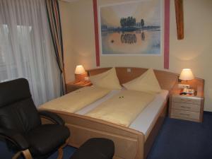 Postel nebo postele na pokoji v ubytování Hotel Landhof Simeter GMBH