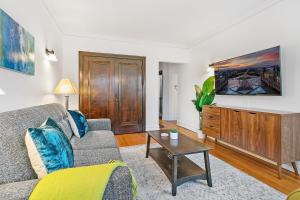 Afbeelding uit fotogalerij van Decorated 1BR Apt, Natural Light, Comfy King Beds - Larchmont 1B-2B in Chicago